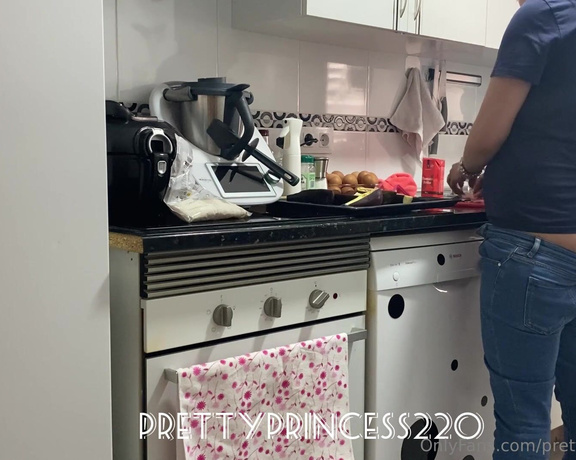 Prettyprincess220 aka prettyprincess220 - 05-17-2023 OnlyFans Video - Butt crack while I cook