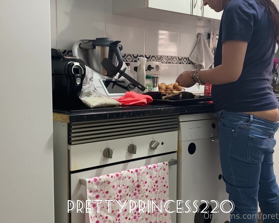 Prettyprincess220 aka prettyprincess220 - 05-17-2023 OnlyFans Video - Butt crack while I cook