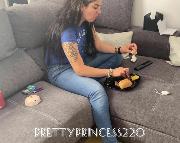 Prettyprincess220 aka prettyprincess220 - 05-26-2023 OnlyFans Video - Farting, burping, smoking and eating Pec0s, eruptos, fumar y comer