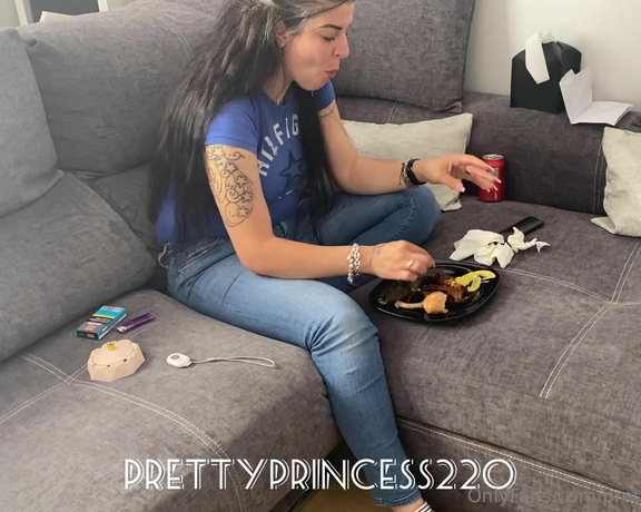 Prettyprincess220 aka prettyprincess220 - 05-26-2023 OnlyFans Video - Farting, burping, smoking and eating Pec0s, eruptos, fumar y comer