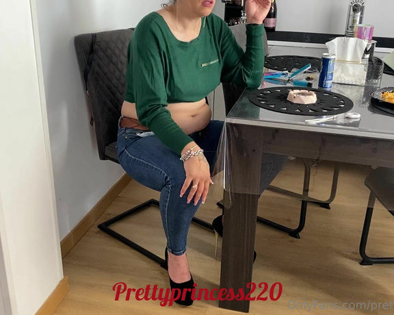 Prettyprincess220 aka prettyprincess220 - 06-14-2023 OnlyFans Video - stepmom eats a lot, farts and is burping like a man