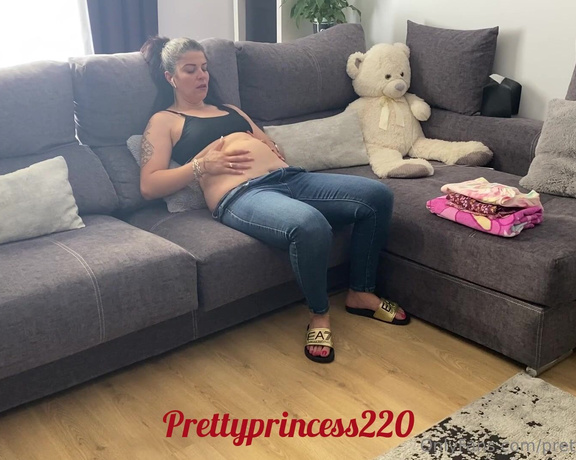 Prettyprincess220 aka prettyprincess220 - 06-26-2023 OnlyFans Video - Buttcrack, farting, burping, bellybutton and clean the house