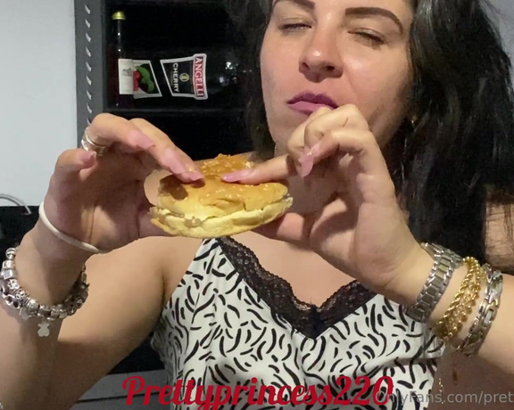 Prettyprincess220 aka prettyprincess220 - 07-01-2023 OnlyFans Video - Im eating and the food bothers me in my teeth, and also Im erupting and farting