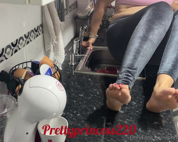 Prettyprincess220 aka prettyprincess220 - 07-02-2023 OnlyFans Video - lots of farts in the sink