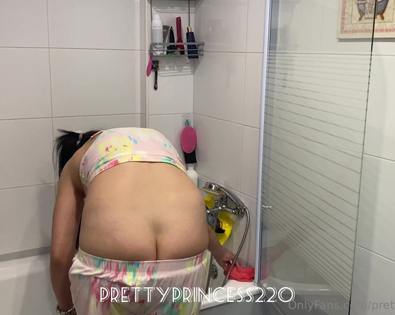 Prettyprincess220 aka prettyprincess220 - 05-18-2023 OnlyFans Video - Buttcrack and dancing in the bathroom