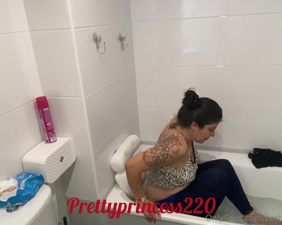 Prettyprincess220 aka prettyprincess220 - 07-03-2023 OnlyFans Video - Farting in the bathtub in latex