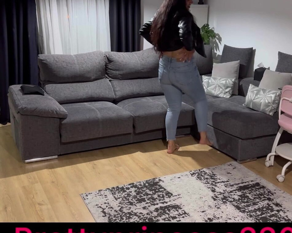 Prettyprincess220 aka prettyprincess220 - 09-16-2023 OnlyFans Video - Farting in jeans and leather jacket