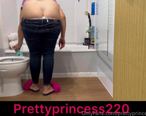 Prettyprincess220 aka prettyprincess220 - 10-03-2023 OnlyFans Video - Clean the house and buttcrack