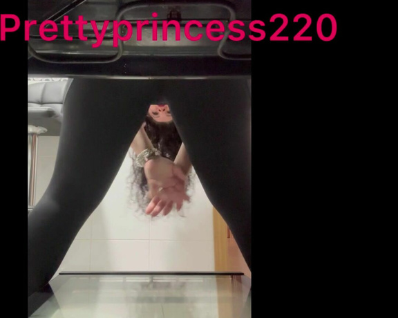 Prettyprincess220 aka prettyprincess220 - 12-01-2023 OnlyFans Video - farts in the oven my dresser is going to have a spice flavor I have leggings