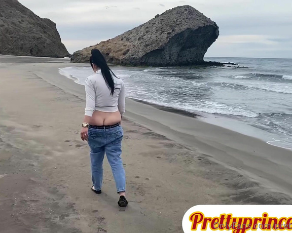 Prettyprincess220 aka prettyprincess220 - 05-11-2024 OnlyFans Video - buttcrack in jeans on public beach