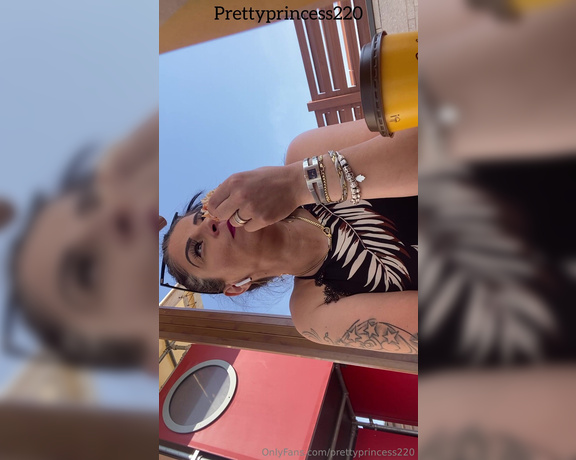 Prettyprincess220 aka prettyprincess220 - 06-06-2024 OnlyFans Video - Eating and farting in public MC Donald