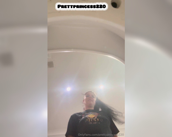 Prettyprincess220 aka prettyprincess220 - 09-22-2024 OnlyFans Video - My slave is in the toilet and devours my farts