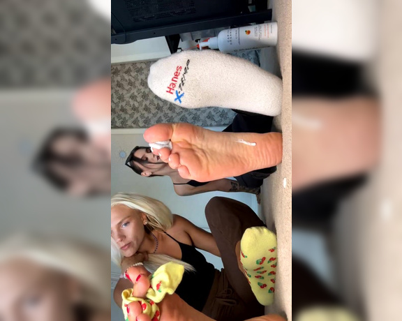 Queen Z aka feetznation - 09-04-2024 OnlyFans Video - Stream started at 09042024 1001 pm SOCK REMOVAL  with ambtoesies