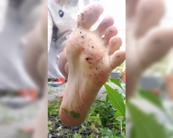 Feet_beautyx aka feet_beautyx - 10-15-2020 OnlyFans Video - I dont mind getting down and dirty in the dirt