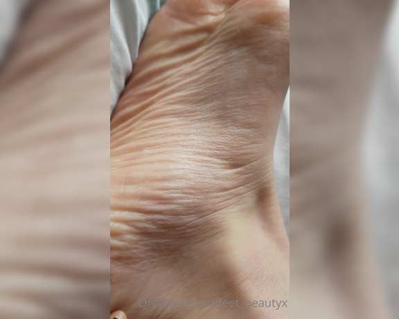 Feet_beautyx aka feet_beautyx - 01-28-2021 OnlyFans Video - Up close and intimate experience of moisturizing my soft feet