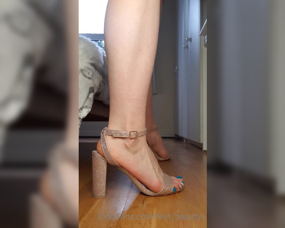 Feet_beautyx aka feet_beautyx - 01-31-2021 OnlyFans Video - A little catwalk to flaunt my legs and feet