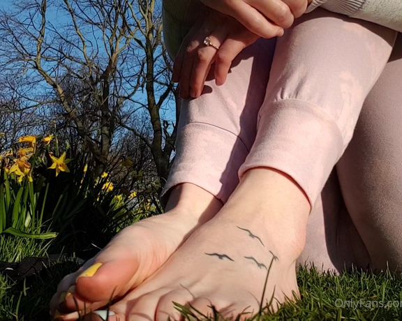 Feet_beautyx aka feet_beautyx - 03-22-2021 OnlyFans Video - Youre in the park, sitting with your back resting at a tree, reading a book