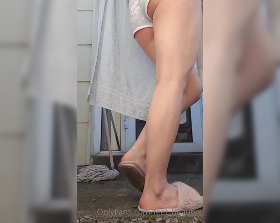 Feet_beautyx aka feet_beautyx - 04-05-2021 OnlyFans Video - Youre staring at me doing laundry again