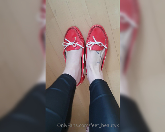 Feet_beautyx aka feet_beautyx - 04-15-2021 OnlyFans Video - Julies mom, has got it going on  Come raid my moms shoe closet with me