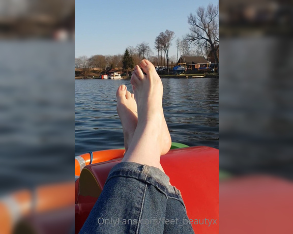 Feet_beautyx aka feet_beautyx - 04-18-2021 OnlyFans Video - Let everyone stare at my feet, you included