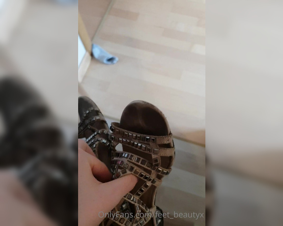 Feet_beautyx aka feet_beautyx - 04-16-2021 OnlyFans Video - Part 2 of raiding my mothers closet