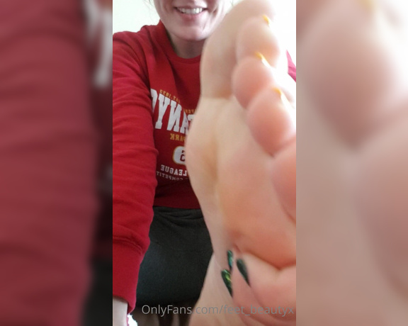 Feet_beautyx aka feet_beautyx - 04-27-2021 OnlyFans Video - Quick, my roommates are out on a walk, I gotta worship my big lollipop_looking toe