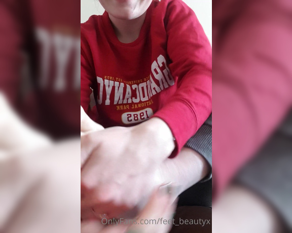 Feet_beautyx aka feet_beautyx - 04-27-2021 OnlyFans Video - Quick, my roommates are out on a walk, I gotta worship my big lollipop_looking toe