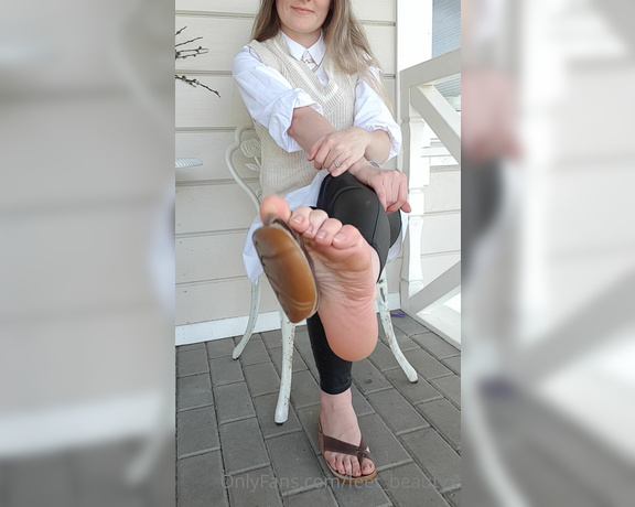 Feet_beautyx aka feet_beautyx - 04-19-2021 OnlyFans Video - Stole my moms sandals and risked getting caught dangling them