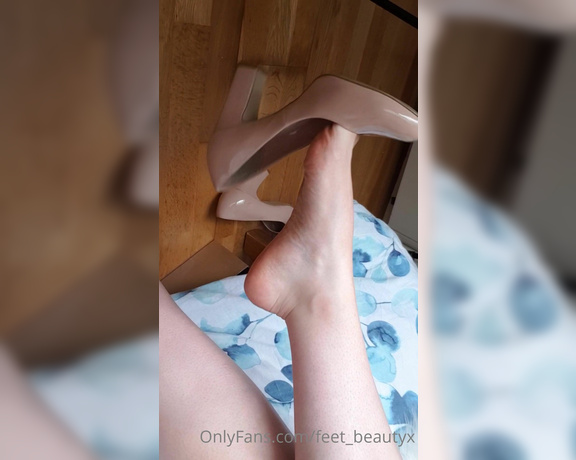 Feet_beautyx aka feet_beautyx - 09-12-2021 OnlyFans Video - The dangle up close