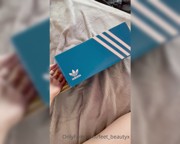 Feet_beautyx aka feet_beautyx - 12-14-2021 OnlyFans Video - Treated myself to some new slides  here are my old flip flops  Want them_ca29