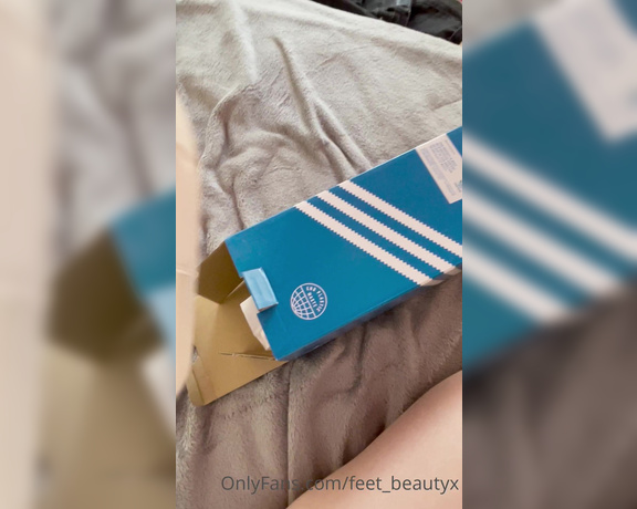 Feet_beautyx aka feet_beautyx - 12-14-2021 OnlyFans Video - Treated myself to some new slides  here are my old flip flops  Want them_ca29