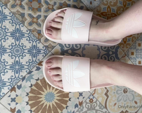 Feet_beautyx aka feet_beautyx - 12-14-2021 OnlyFans Video - Treated myself to some new slides  here are my old flip flops  Want them