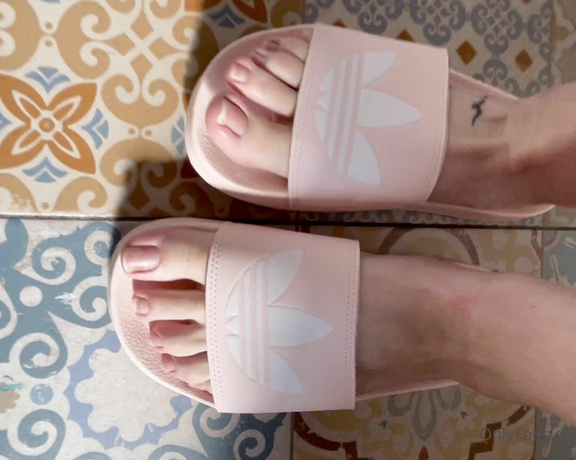 Feet_beautyx aka feet_beautyx - 12-14-2021 OnlyFans Video - Treated myself to some new slides  here are my old flip flops  Want them