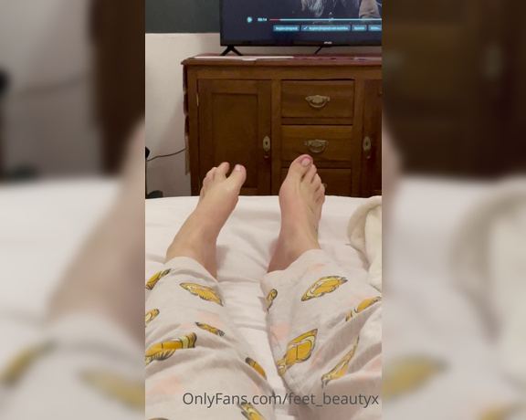 Feet_beautyx aka feet_beautyx - 12-29-2021 OnlyFans Video - Suck these toes while I watch TV  sure what else would you be doing tonight