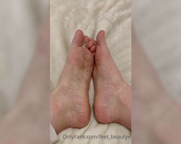 Feet_beautyx aka feet_beautyx - 01-10-2022 OnlyFans Video - Good night  These socks stink after a full day of shopping  Dream about my