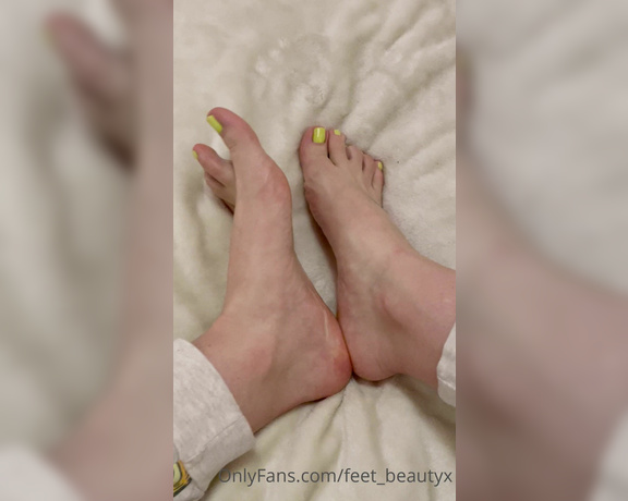 Feet_beautyx aka feet_beautyx - 01-10-2022 OnlyFans Video - Good night  These socks stink after a full day of shopping  Dream about my