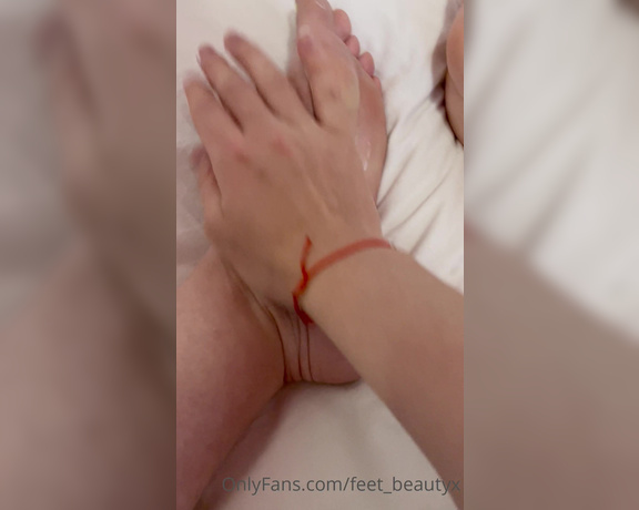 Feet_beautyx aka feet_beautyx - 01-11-2022 OnlyFans Video - Moisturise them for me