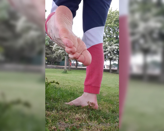 Feet_beautyx aka feet_beautyx - 05-10-2020 OnlyFans Video - Do you like dirty feet I was exploring the park today and caught a few people