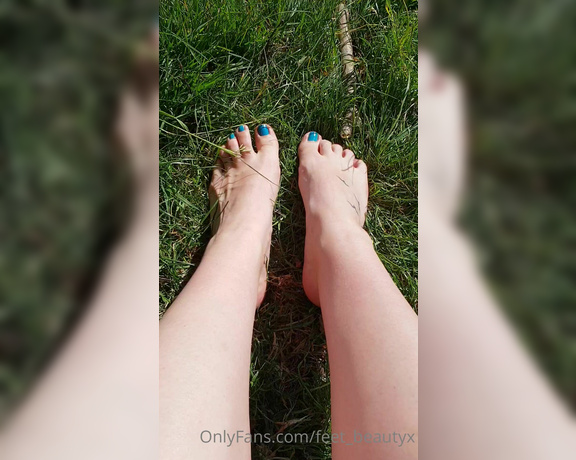 Feet_beautyx aka feet_beautyx - 05-31-2020 OnlyFans Video - Exposing my feet in the park