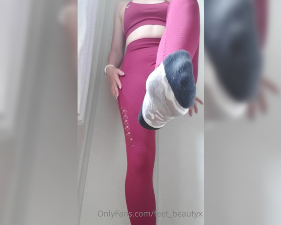 Feet_beautyx aka feet_beautyx - 06-17-2020 OnlyFans Video - Taking off those smelly socks