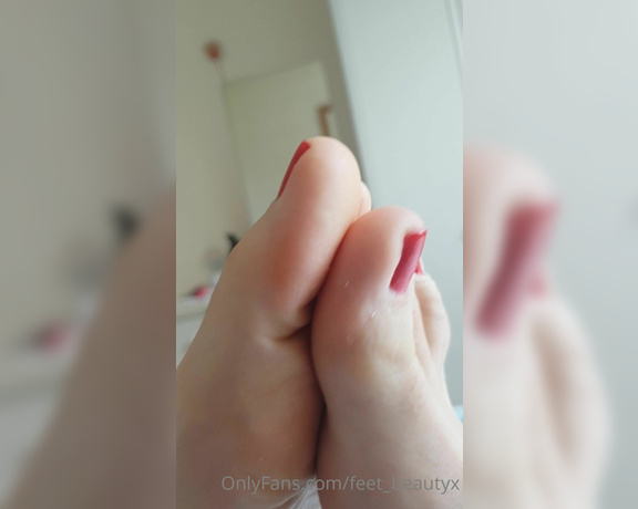 Feet_beautyx aka feet_beautyx - 06-21-2020 OnlyFans Video - So close up, you can see every detail  Now you know what in between my