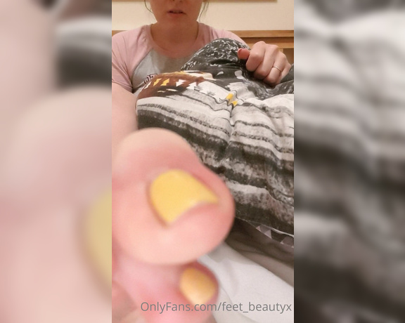 Feet_beautyx aka feet_beautyx - 08-10-2020 OnlyFans Video - Will you worship my feet if I peek them out from under the covers Im so