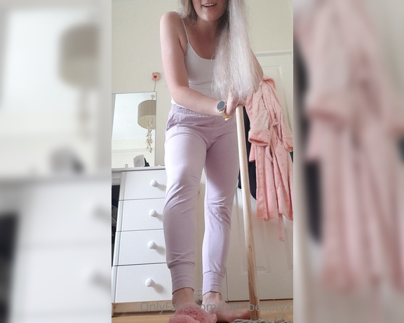 Feet_beautyx aka feet_beautyx - 08-09-2020 OnlyFans Video - I was cleaning the floor and I noticed a certain someone peeking on me  well,