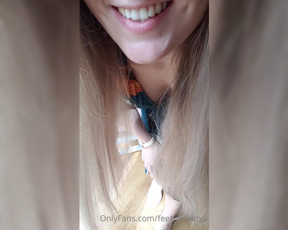 Feet_beautyx aka feet_beautyx - 08-15-2020 OnlyFans Video - Dangling my way to your mouth babe lots of loooove