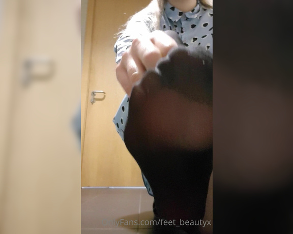 Feet_beautyx aka feet_beautyx - 09-16-2020 OnlyFans Video - Took a wee break from work just to show my feet off