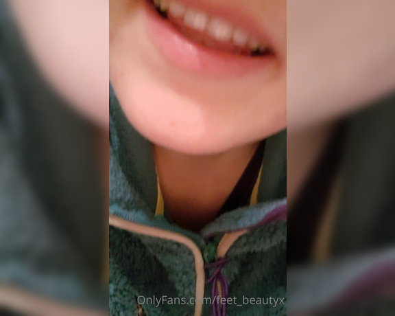 Feet_beautyx aka feet_beautyx - 09-25-2020 OnlyFans Video - Come put your nose to bed after I finish my midnight snack