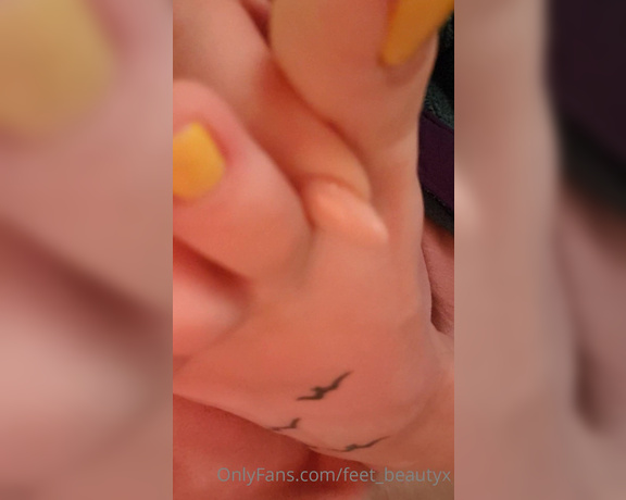 Feet_beautyx aka feet_beautyx - 09-25-2020 OnlyFans Video - Come put your nose to bed after I finish my midnight snack