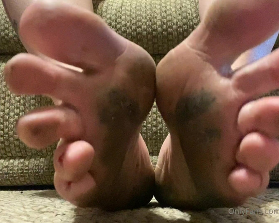 FindomFeetgirl aka dirtyfeetgirl92 - 07-13-2021 OnlyFans Video - 2 minutes of play time with these dirty toes