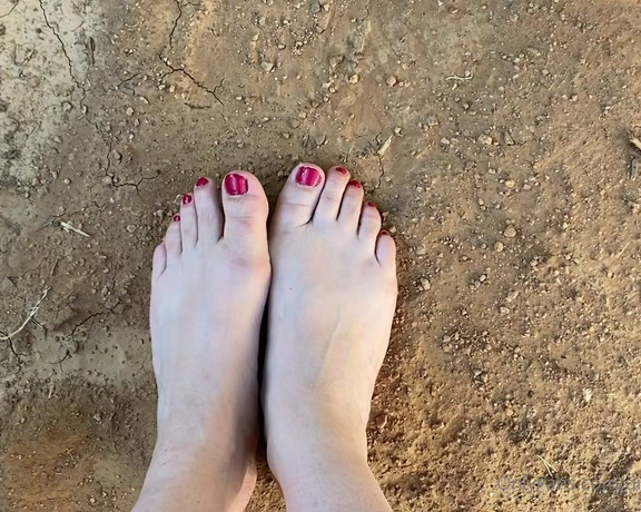 FindomFeetgirl aka dirtyfeetgirl92 - 08-25-2021 OnlyFans Video - One minute muddy feet play