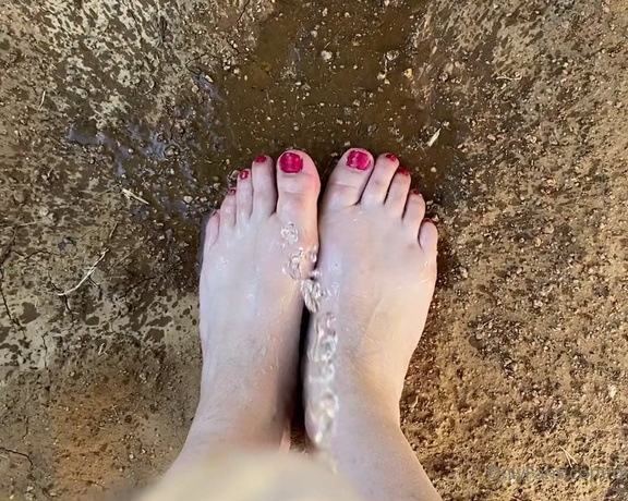 FindomFeetgirl aka dirtyfeetgirl92 - 08-25-2021 OnlyFans Video - One minute muddy feet play